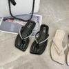 Модная обувь Стринги Бусины Квадратный носок Низкие резиновые шлепанцы Женские тапочки Слайды Модные гавайские 2025 Роскошные летние плоские Тканевые Копыто