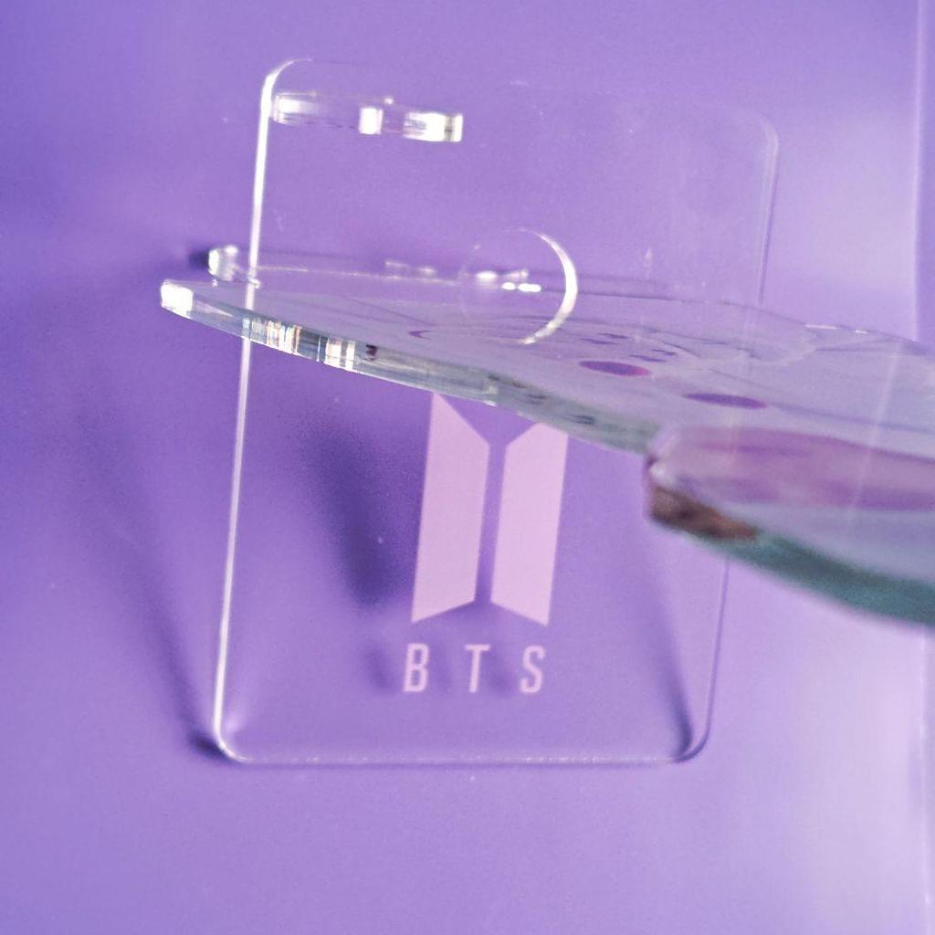 [Б/У] Акриловая подставка для смартфона BTS Тэ