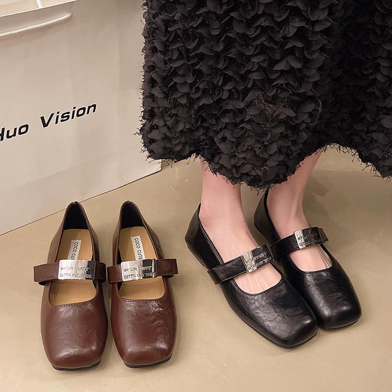 Носите сумку-педаль и полутапочки на улице весна 2025 года, новые туфли с квадратной головкой и плоским дном, темпераментные металлические декоративные туфли muller для женщин