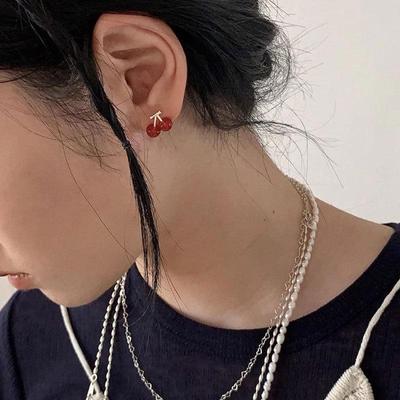 Очаровательные мини-серьги из смолы «Вишенка» для женщин — милые, элегантные и универсальные аксессуары