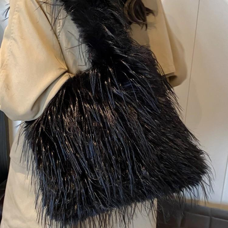 Плюшевая сумка женская большой вместимости 2025 новая осенне-зимняя повседневная нишевая одноплечевая пушистая бахромчатая сумка-тоут для работы