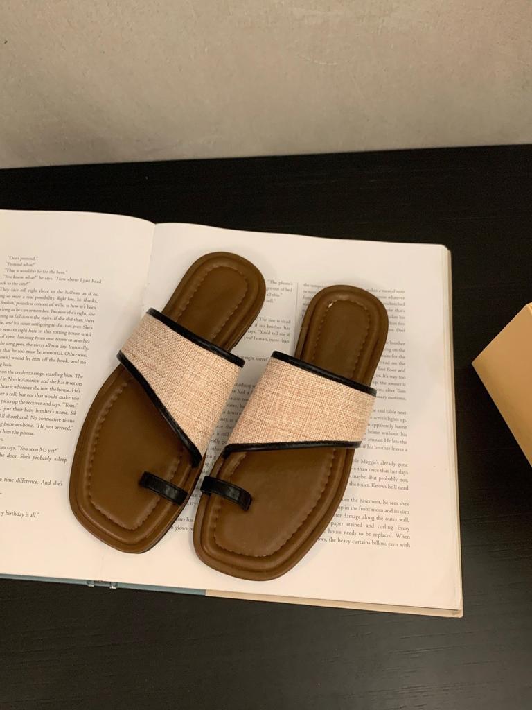 Маленькие классные тапочки в стиле ретро с плоским дном и закрытым носком, женская обувь, летняя одежда 2025 года, новые летние пляжные сандалии с мягкой подошвой