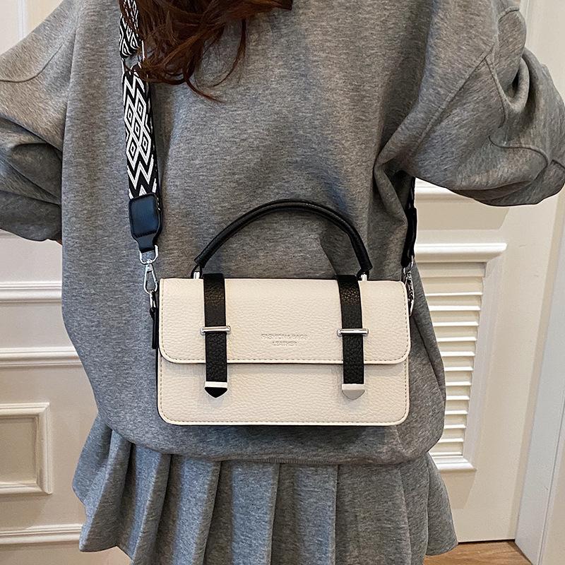 Bao Nu's New Handbag Is Versatile and Fashionable, and It Is A Small Square Bag with One Shoulder