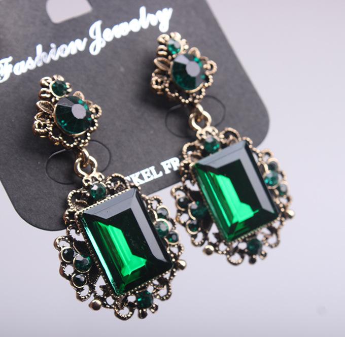 Мода, придворный ретро-темперамент, квадратные серьги с кристаллами и драгоценными камнями, серьги, преувеличенные аксессуары.