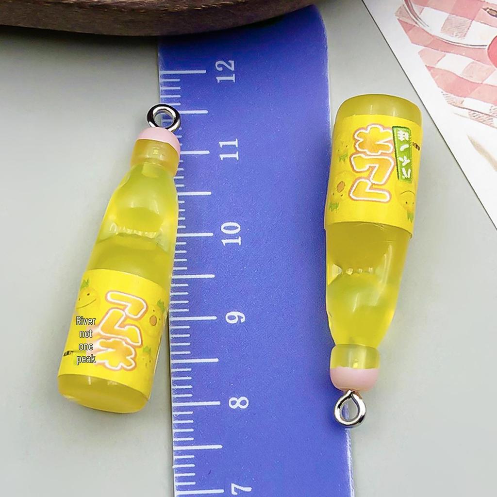 Подвески Ramune в мини-бутылочках: Самодельный кулон из смолы для ожерелья, брелока или сережек.