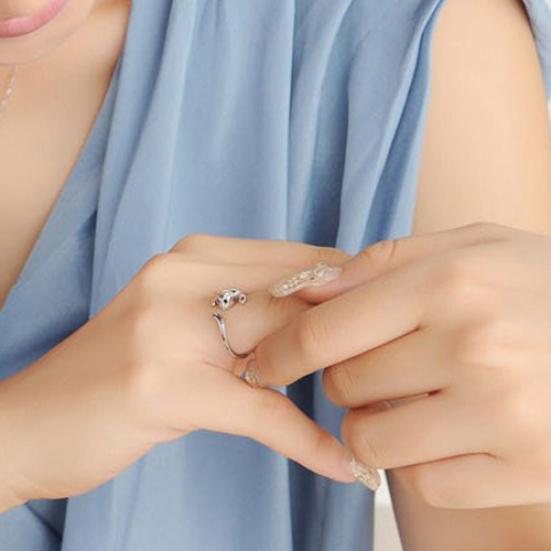 Женщины прекрасный котенок кошка животное горный хрусталь глаза открытые костяшки кольцо