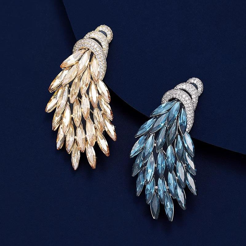 Высококлассная и элегантная женская хрустальная брошь в виде колоса пшеницы с ощущением легкой роскоши и высокого класса