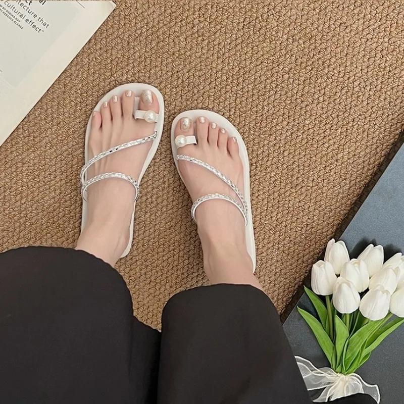 Летние женские тапочки с узким ремешком, модные металлические украшения, слипоны на низком каблуке, женские элегантные шлепанцы, повседневные уличные пляжные шлепанцы