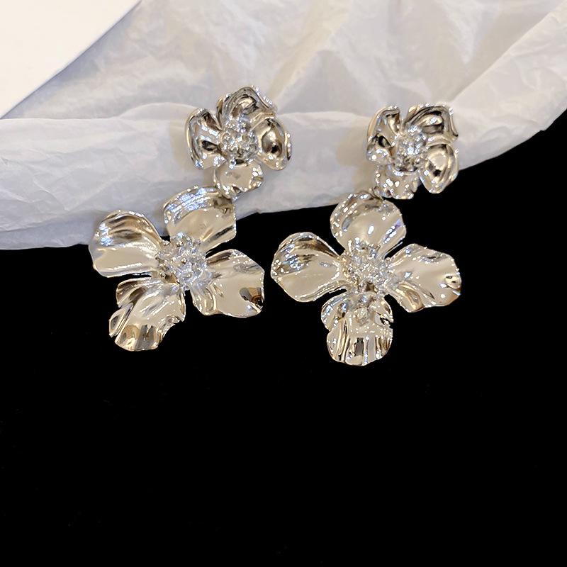 Серебряные серьги-подвески в виде цветка в холодном стиле «Игла» — элегантный, модный, роскошный дизайн высшего класса