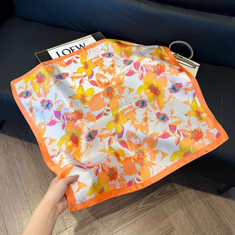 Retro silk scarves for women's new high-end accessories, neck small square scarf, scarf waist, fashionable and versatile, and gifts can be given.