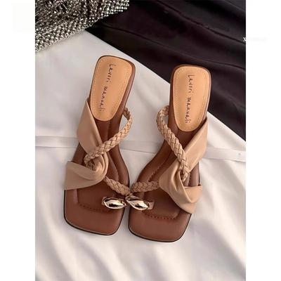 Новый стиль женских туфель на танкетке с мягкой подошвой и плетеных пляжных шлепанцев на одной линии