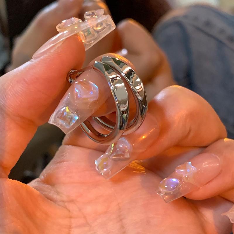 Женские серебряные серьги-кольца: Легкая роскошь 2024 года. Преувеличенный стиль ниши