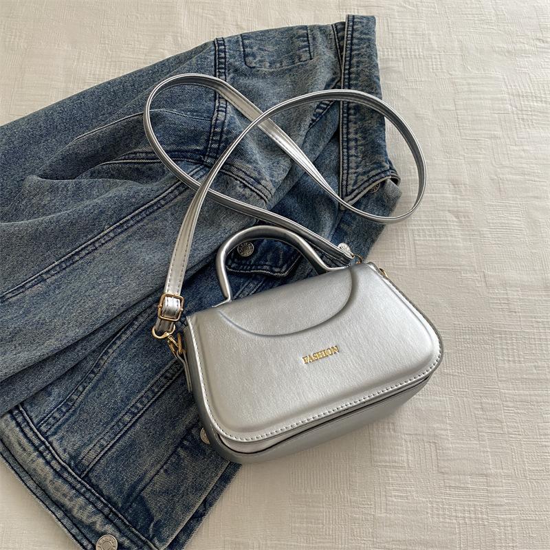 Модная нишевая дизайнерская маленькая сумка женская 2024 новая личность красивая простая сумка-мессенджер осенняя портативная маленькая квадратная сумка