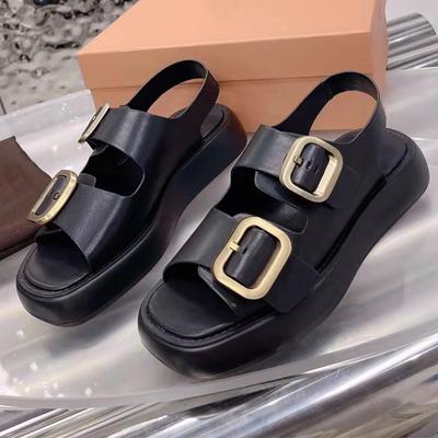 Черно-белые кожаные сандалии. Летняя женская обувь. Сандалии на плоской подошве с квадратным носком. Модные простые сандалии с металлической квадратной пряжкой на толстой подошве.
