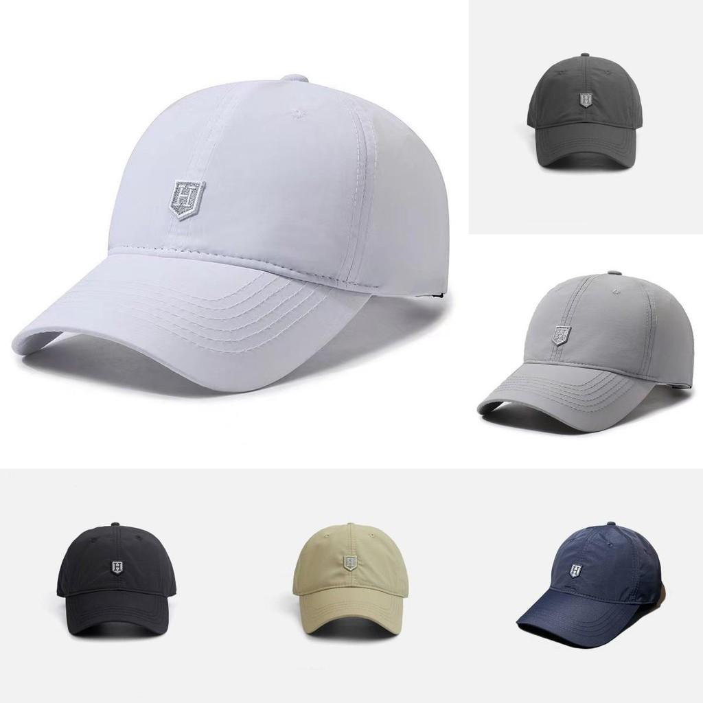 Стильная регулируемая бейсболка для лета из дышащей быстросохнущей ткани белого и темно-серого цвета