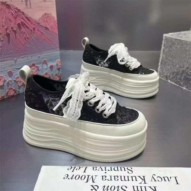 Толстоподошвенные кружевные туфли-маффины с сеткой и внутренней высотой для женщин, сетчатая поверхность полая, легкие и тонкие, летние новые маленькие белые туфли для женщин