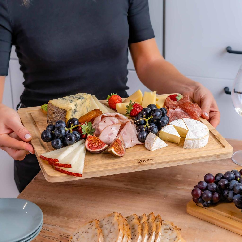 Деревянная разделочная доска для кухни – 38x25см Большая бамбуковая разделочная доска с желобком для сока и ручками – Деревянная разделочная доска, поднос – BlauKe®