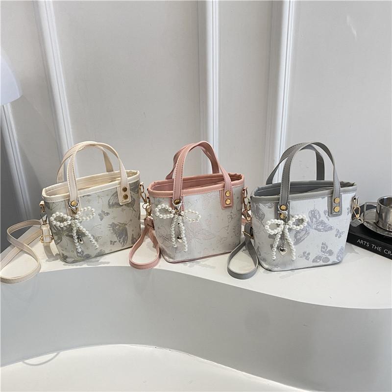 Элегантная женская повседневная сумка через плечо с узором «Бабочка» и цветовым блоком, с подвеской, для ежедневного использования