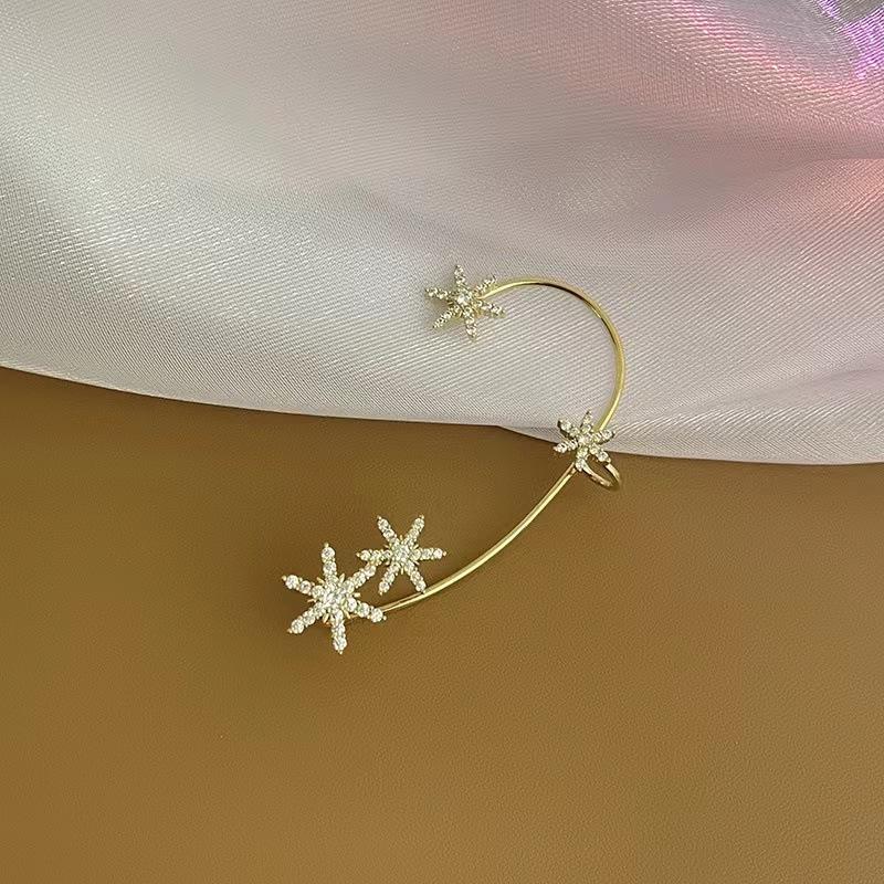 Клипсы для ушей в виде снежинок без проколов ушей Высококачественное чувство индивидуальности и модный темперамент Нишевый дизайн ушных крючков