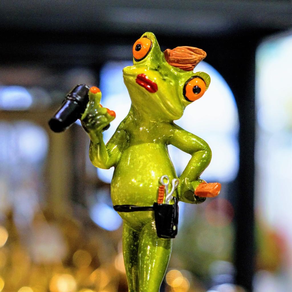 Frog Hairdresser Figurine 17X7X7