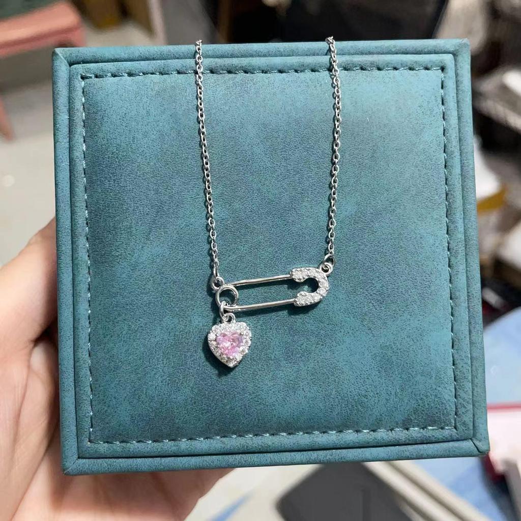 Женское ожерелье с подвеской в виде сердца и булавки из циркона - Роскошная цепочка из титановой стали