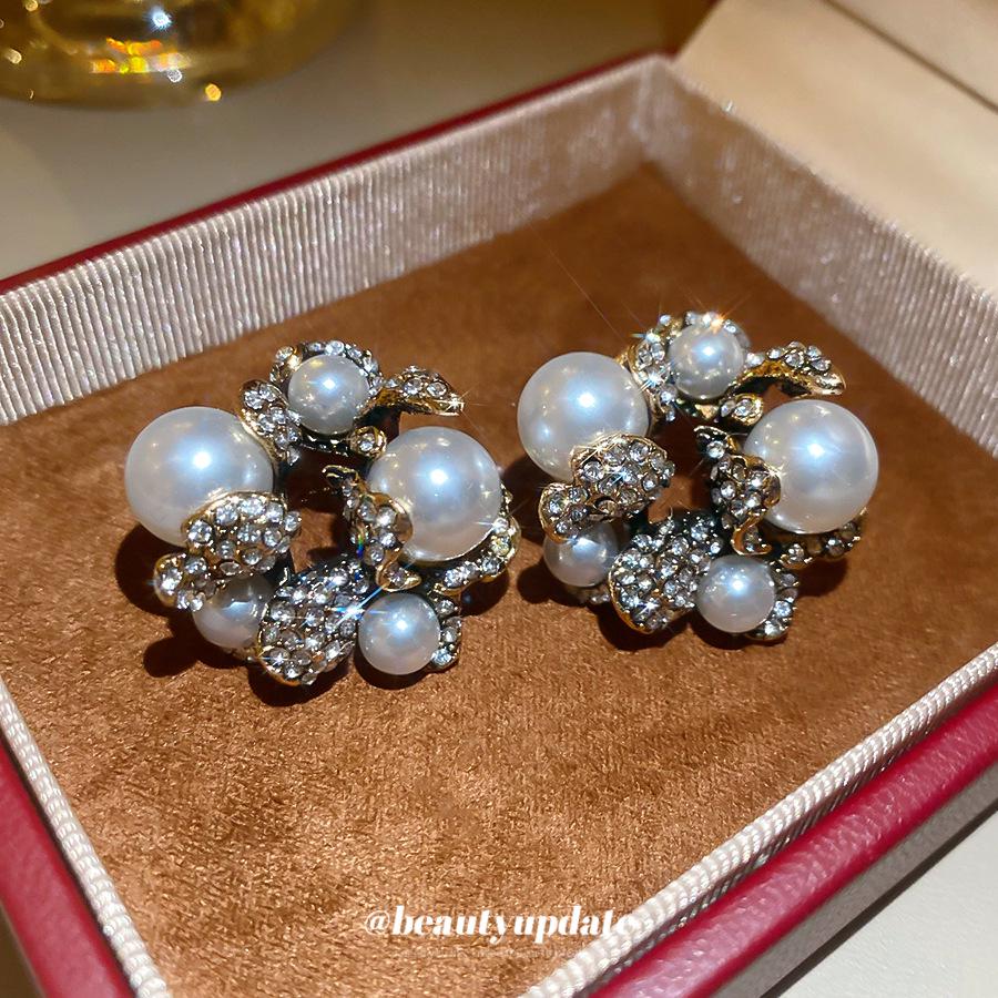 Серьги-гвоздики в винтажном стиле "Серебряная игла" с геометрическим цветком и жемчугом, с бриллиантами - Роскошные и модные