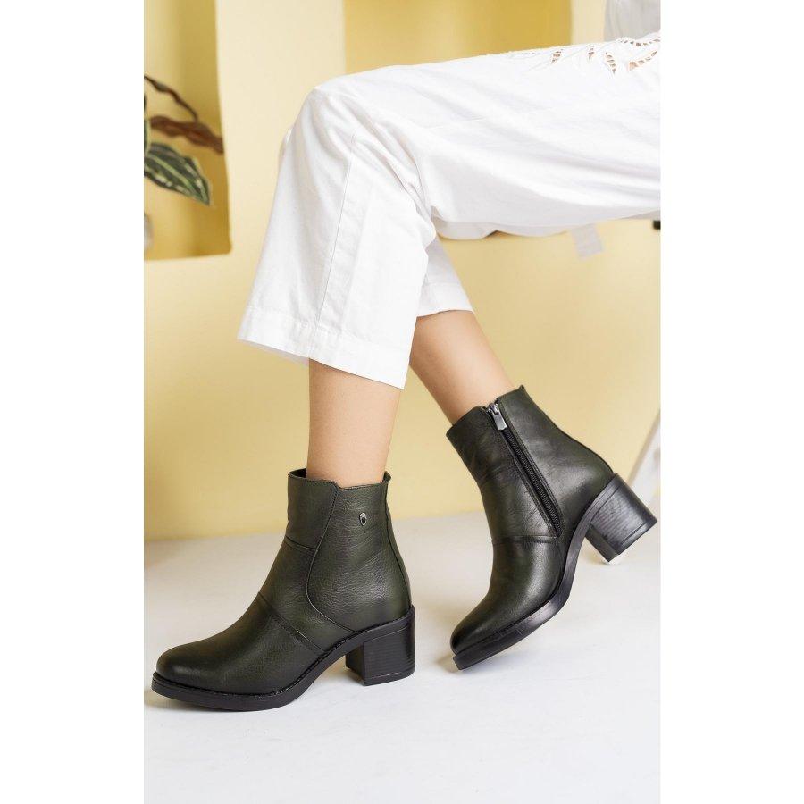 Женские стильные сапоги из натуральной кожи на каблуке