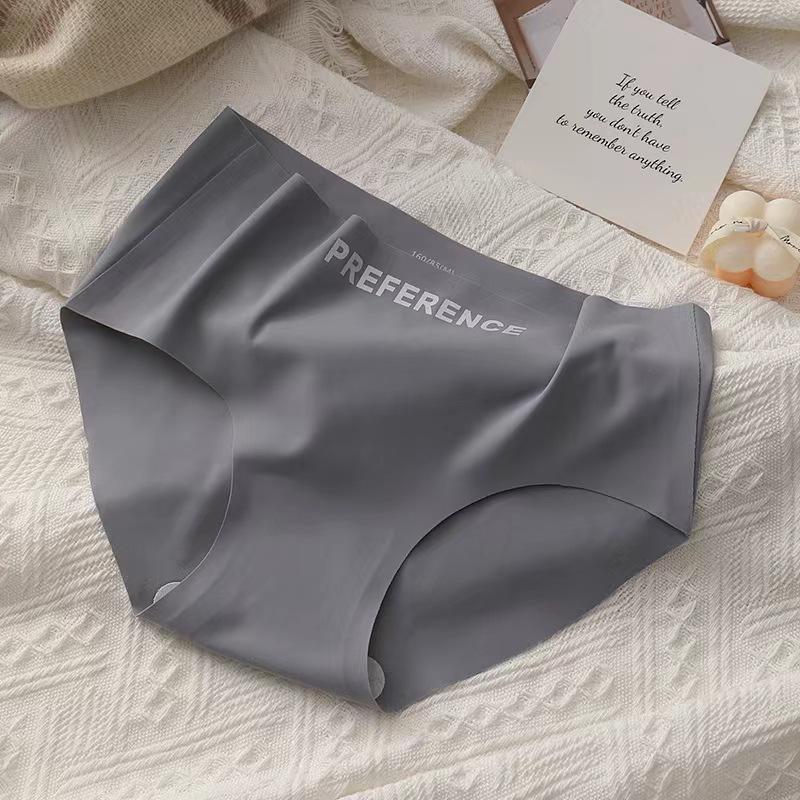Women's Underwear Seamless Ice Silk Peach Hip Antibacterial Crotch Girls Sexy Summer Thin Mid-waist Briefs