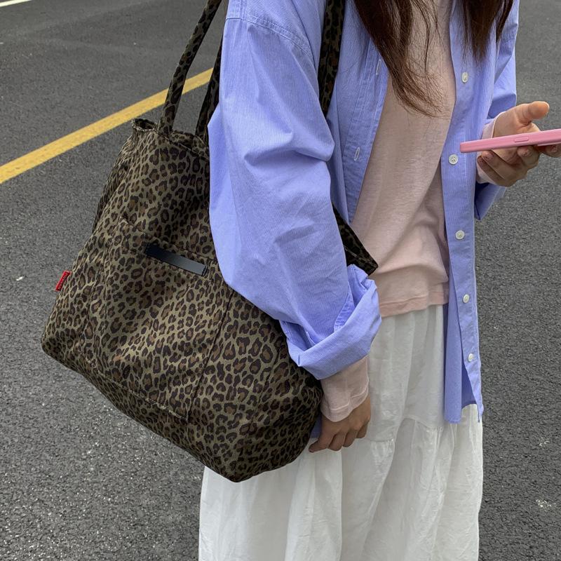 Сумка большой вместимости женская осень-зима 2025 новая универсальная простая на плечо большая сумка для отдыха для студентов на занятия тоут