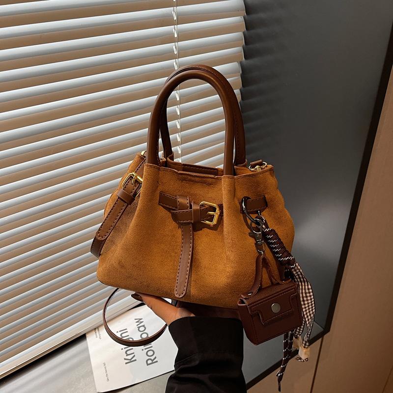 Замшевая сумка женская осень и зима 2025 новый нишевый дизайн ретро сумка через плечо сумка-мессенджер плиссированная портативная сумка-ведро