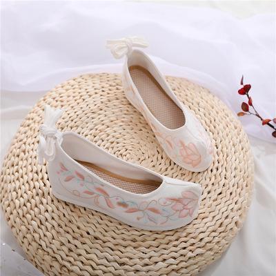 Весной и осенью Melaleuca старинные вышитые женские туфли приобретают деформированную голову Джокера в стиле ретро.