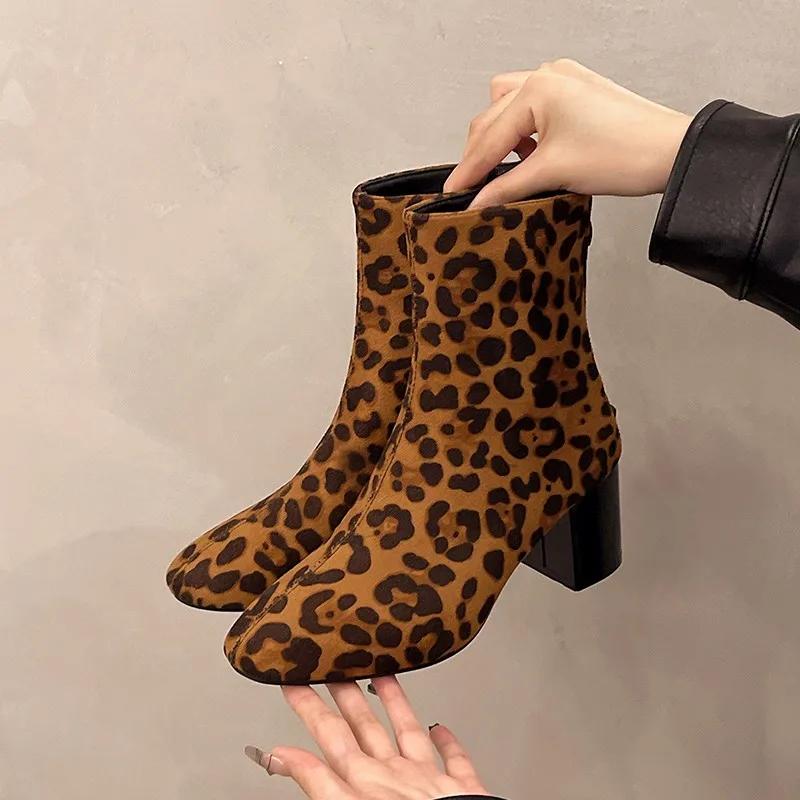 2024 Новые женские туфли с застежкой-молнией сзади, женские сапоги, модные леопардовые сапоги, современные сапоги для женщин, горячая распродажа, сапоги до середины икры больших размеров