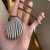 Buh* Высокая мода Ожерелье из ракушек: Серебряный состаренный кулон в виде ракушки на регулируемом коричневом шнурке