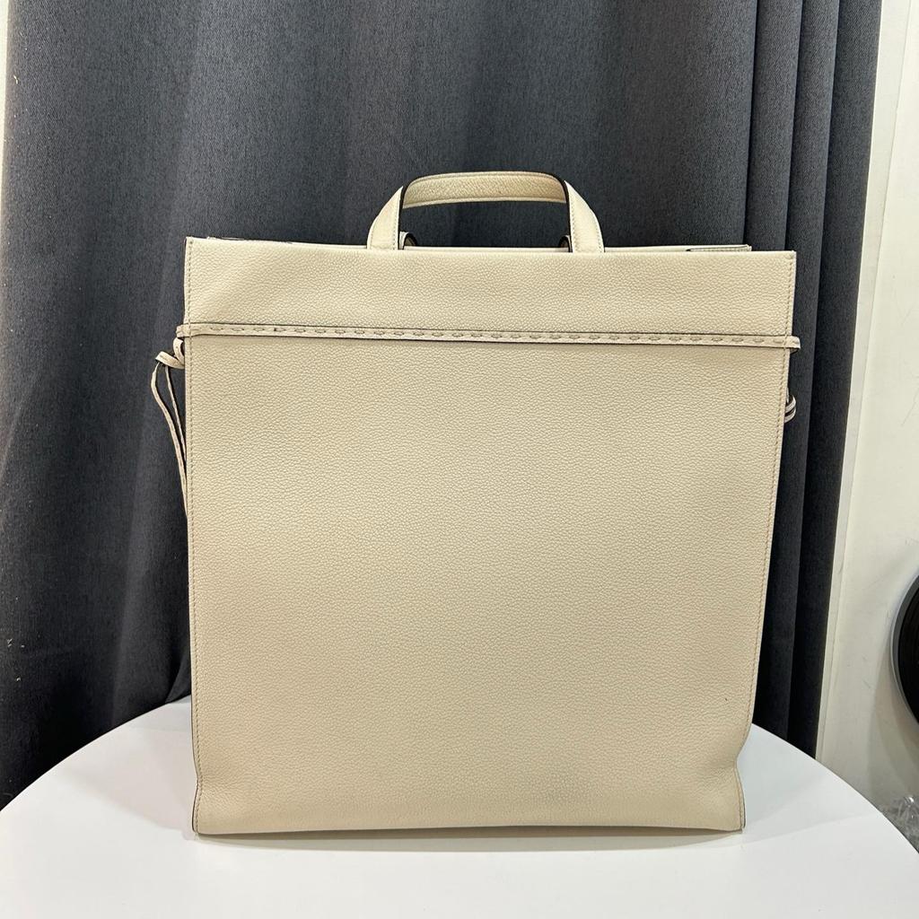 [Pre-Owned] Go To Logo Embossed Adjustable Detachable Shoulder Strap Calfskin Medium Crossbody Handbag - Very Good #8GUII5