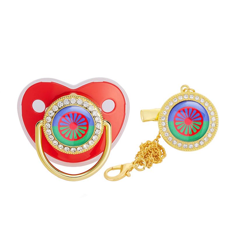 Соска-пустышка с бриллиантами и зажимом в виде цыганского флага