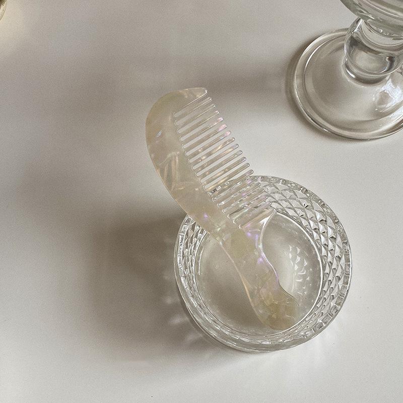 Элегантный и компактный гребень для волос из ацетата под черепаховый панцирь для удобной переноски.