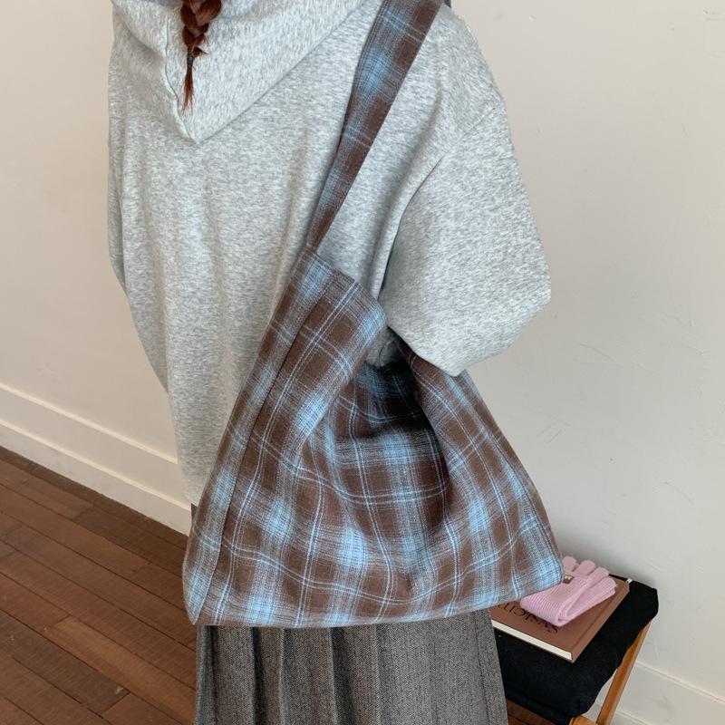 Вместительная клетчатая холщовая сумка женская 2025 новая осенне-зимняя ретро повседневная нишевая наплечная сумка сумка-тоут для поездок на работу