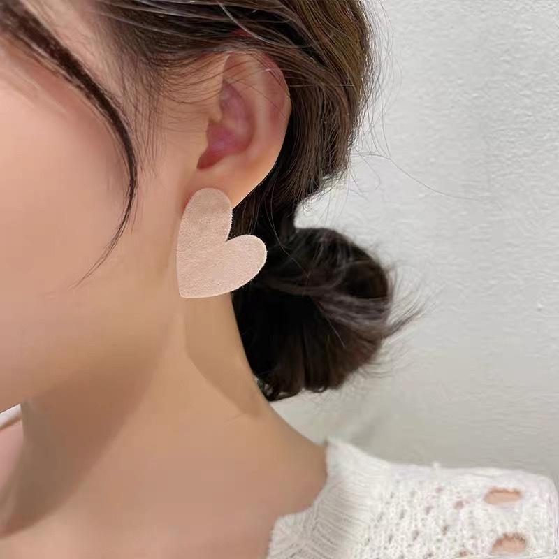 Уникальные и шикарные осенне-зимние плюшевые серьги в форме сердца для женщин в изысканном стиле