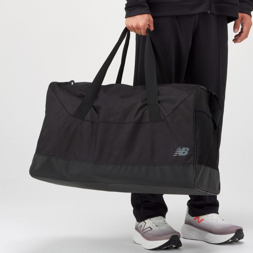 Большая спортивная сумка New Balance Essential (LAB53515) Сумка-бостон, большой вместимости, черная, один размер