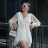 Элегантное белое платье с длинным рукавом и отделкой рюшами