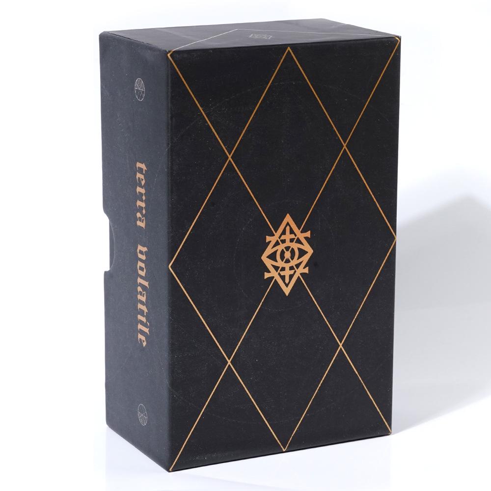 Подарочный набор Таро Terra Volatile Deluxe Silver с твердой обложкой, тисненной лазером.
