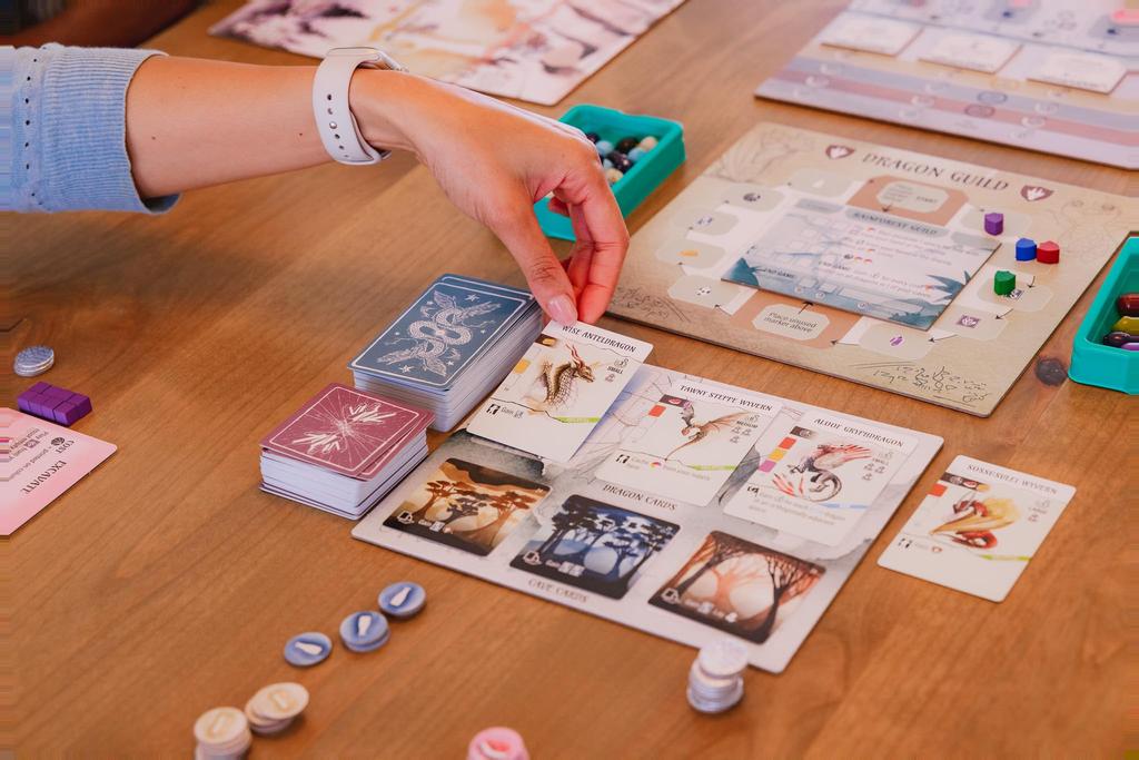 Stonemaier Wyrmspan Игра «Крылья» от Конни Фогельманн Постройте пещерное святилище для прекрасного дракона Стратегическая настольная игра для взрослых и семей