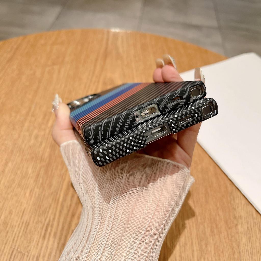 Магнитный чехол для телефона с текстурой углеродного волокна для Samsung S26 Ultra/S25/A56 - Простой Color Blocking, Защита от падений