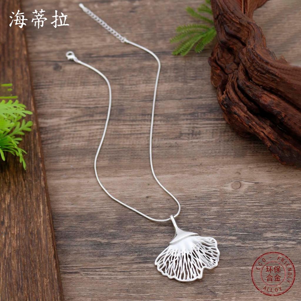 Новая глупая полая геометрическая подвеска в виде гинкго билоба, маленькая, для женского простого и изысканного универсального ожерелья с гинкго билоба