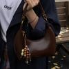 Популярны ретро сумки большой вместимости, а также простые сумки через плечо и маленькие квадратные сумки для поездок на работу.