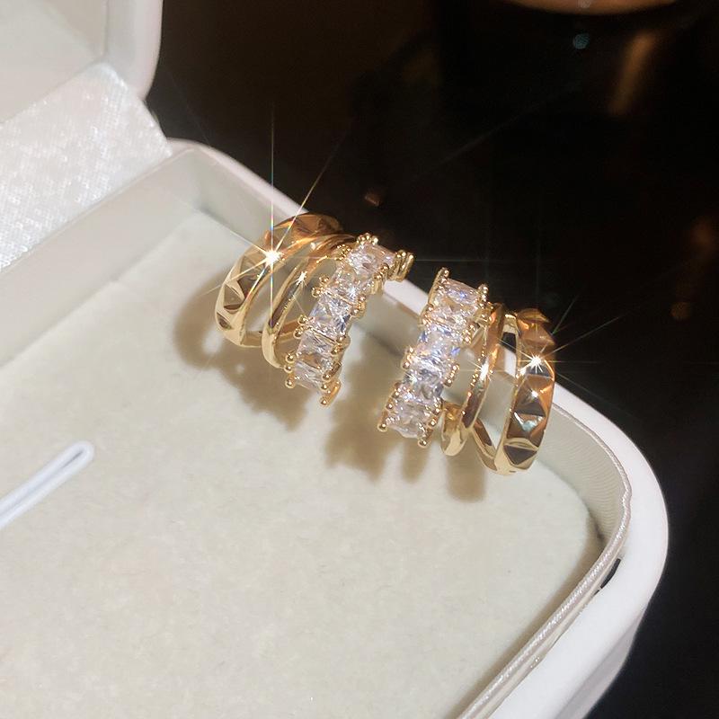 Серьги-кисточки с цветком, инкрустированным бриллиантами 'Серебряная игла' - Элегантные и модные серьги-пусеты высокого класса с уникальным дизайном