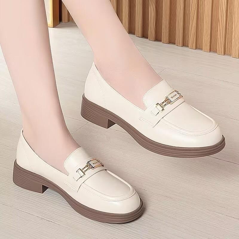 Белая удобная обувь женская 2025 новая мягкая кожа мягкая подошва мягкая кожа женская обувь хорошо выглядит универсальная обувь для通勤 с юбками