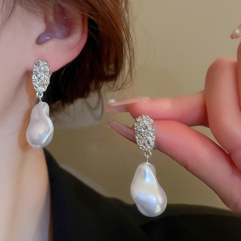 Серебряные серьги с геометрическим жемчугом: Шикарный, универсальный дизайн для женщин