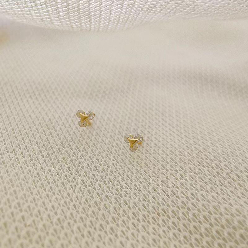 Геометрические маленькие серьги-пусеты 2024: Игла из серебра 925 пробы с инкрустированными бриллиантами в дизайне «Золотой треугольник» для женщин