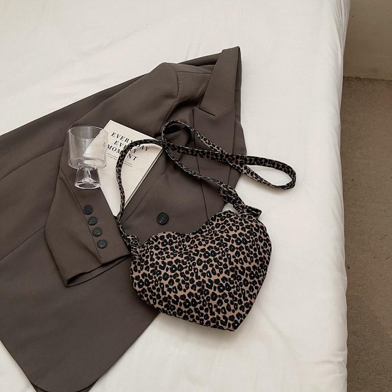 Сумка в форме сердца, женская сумка через плечо с леопардовым принтом, мини-сумка